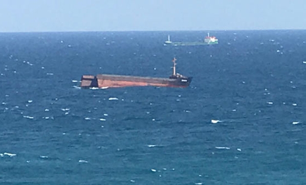 SARIYER'DE YÜK GEMİSİ ORTADAN İKİYE AYRILDI