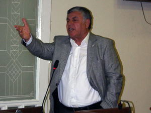 Şükrü Genç kendisini eleştiren yaşlı vatandaşı azarladı