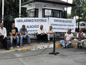 İşçiler belediyenin önünde oturma eylemi başlattı
