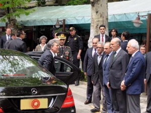 Abdullah Gül cuma namazını Emirganda kıldı