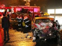 Maslak'ta kamyonet ile otomobil kafa kafaya çarpıştı