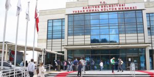 Çiftler nikah işlemleri için uzun kuyruklar oluşturdu