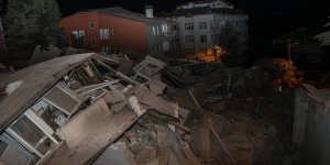 Bahçeköy'de mühürlenen 11 katlı boş bina çöktü