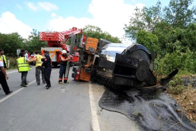 3. Köprü’ye zift taşıyan tanker devrildi: 1 ölü