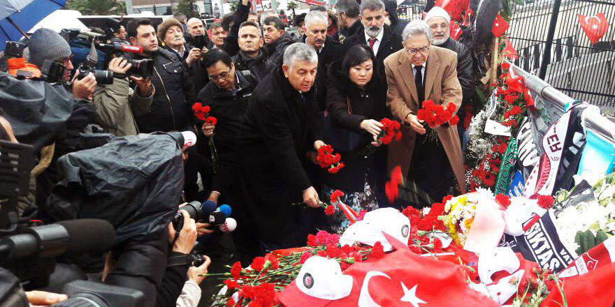 Şehitler Tepesi'ne karanfil bırakıp terörü kınadılar