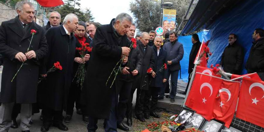 Reina’ya karanfil bıraktı