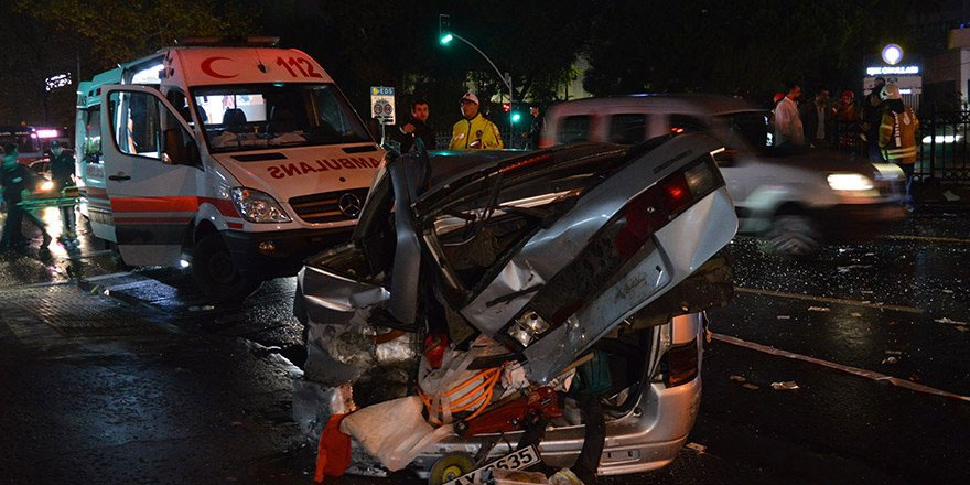Sarıyer'de trafik kazasında savrulan araç yayalara çarptı