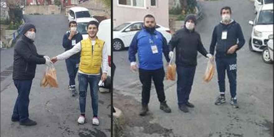 Muhtar Ahmet Çınar, sokak sokak ekmek dağıttı