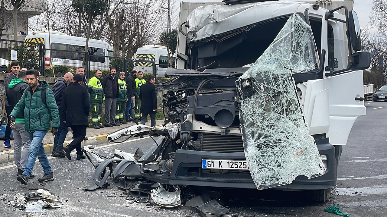 Sarıyer'de çöp kamyonu İETT otobüsüne çarptı: 2 yaralı