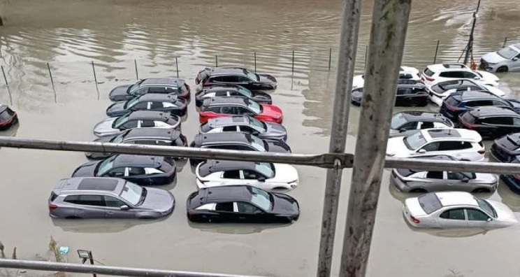 Sarıyer'de otoparktaki araçlar sular altında kaldı