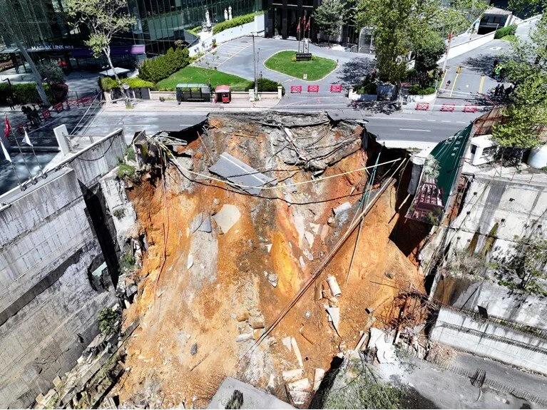 Maslak'ta yol çöktü: Faciadan dönüldü!