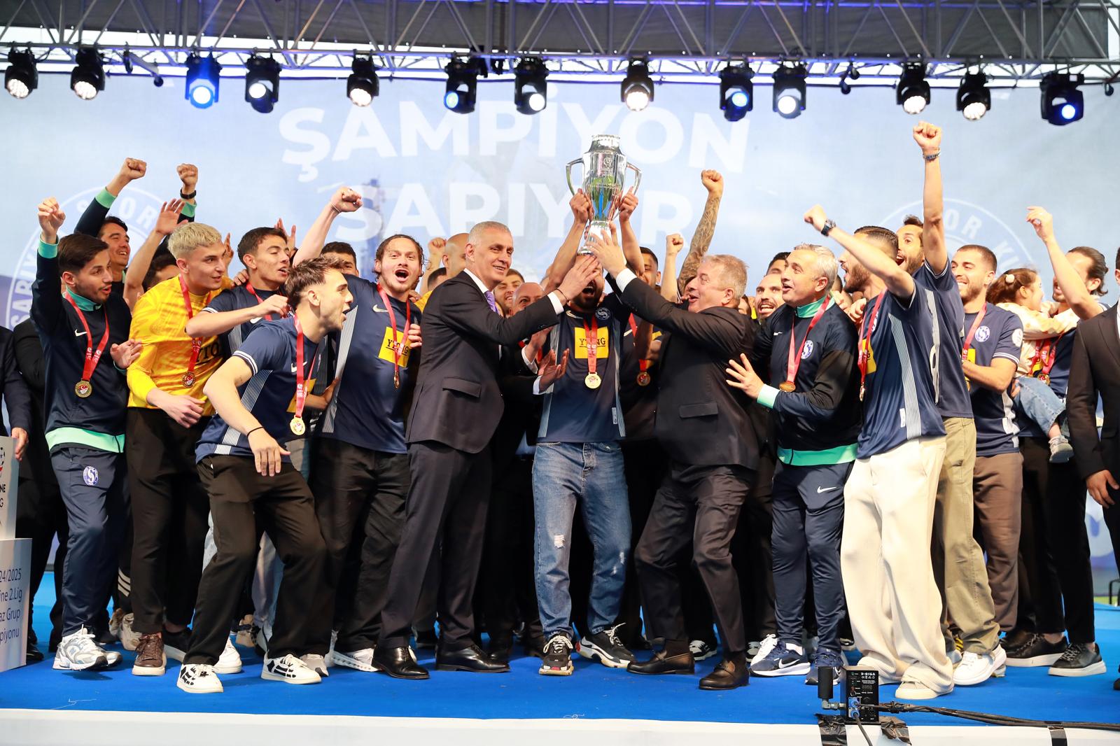 Sarıyer şampiyonluk kupasını aldı!