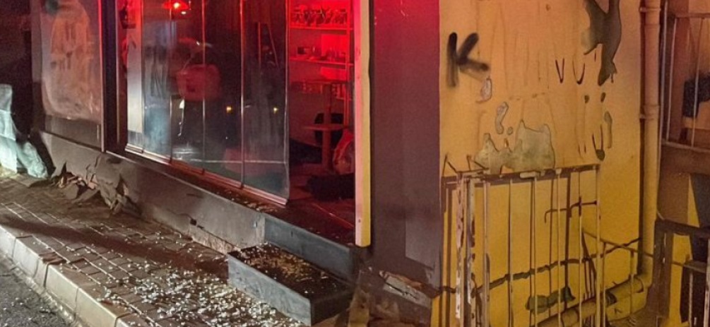 Derbent’te kayan bina gecekonduya yaslandı