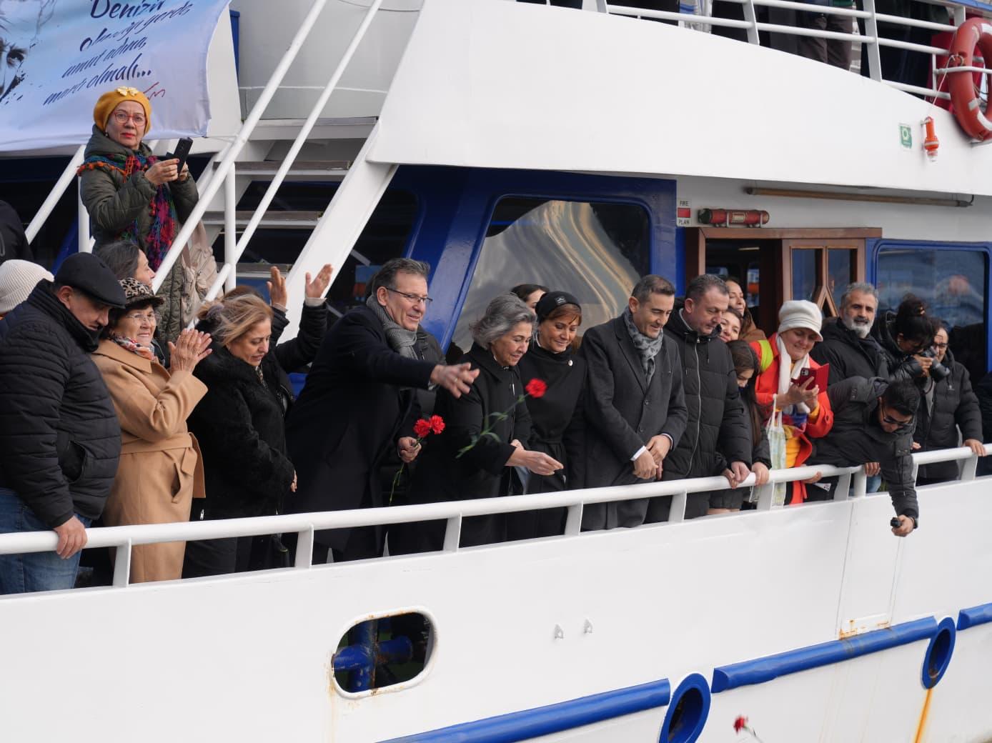 NÂZIM HİKMET SARIYER’DE KARANFİLLERLE ANILDI