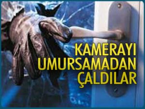 Kamerayı umursamadan çaldılar