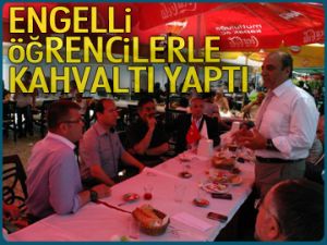 Engelli öğrencilerle kahvaltı yaptı