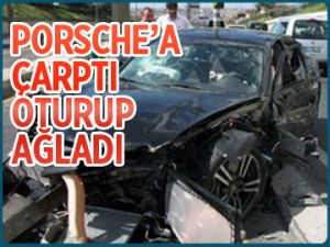 Porsche'a çarptı, oturup ağladı