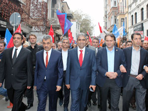 AK Parti 10 bin kişiyle iktidara yürüdü