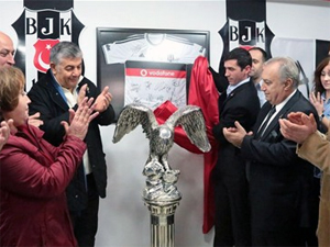 Galatasaraylı başkan Kartal heykeli açtı